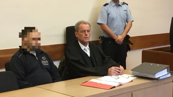 Auf der Anklagebank: Der ehemalige Erzieher aus Horn-Bad Meinberg mit seinem Anwalt Helmut W&ouml;hler aus Bad Salzuflen. - &copy; Erol Kamisli