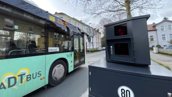 Teures Foto: &bdquo;Xena" ist in Detmold im Einsatz und h&auml;lt Tempos&uuml;nder dort mit einem Schnappschuss fest. - &copy; Sven Koch