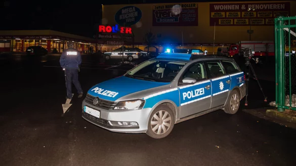 Die Schüsse auf das männliche Opfer fielen auf dem Parkplatz des Möbelhauses in Leopoldshöhe-Asemissen. Die Mordkommission nahm noch am Abend die Ermittlungen auf. - © Christian Mathiesen