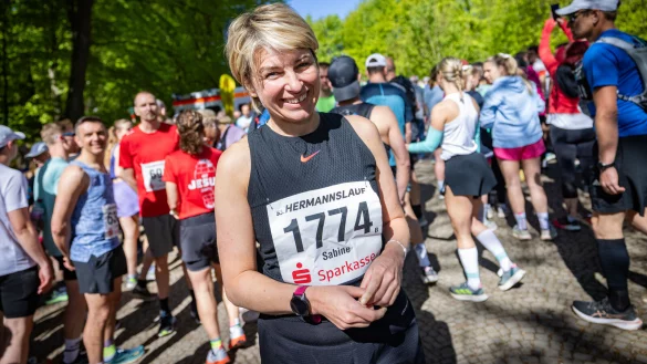 Eine von 8.000 Teilnehmenden: Moderatorin Sabine Heinrich erf&uuml;llt sich mit dem Start beim 53. Hermannslauf einen langgehegten Traum. - &copy; Sarah Jonek