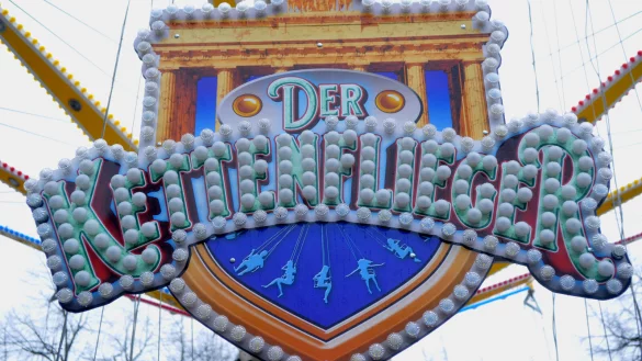 Der Kettenflieger blieb bei der Kirmes "Halle bl&uuml;ht auf" mit 21 Fahrg&auml;sten auf gut 20 Metern H&ouml;he stehen. Nun hat der T&Uuml;V den Grund daf&uuml;r gefunden. - &copy; Nicole Donath