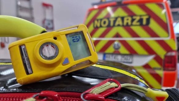 Ein CO-Warner hängt an einem Rettungsdienst-Koffer. Rettungsdienste, Feuerwehren und auch die Polizei im Kreis Höxter sind mit Warner vor Kohlenmonoxid-Vergiftungen ausgestattet. - © Thomas Kube