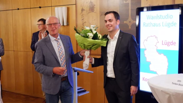 Der amtierende B&uuml;rgermeister Heinz Reker gratuliert Torben Blome zum Wahlsieg. Auch bei der Zusammensetzung des Rates wird sich k&uuml;nftig einiges &auml;ndern. - &copy; Lorraine Brinkmann