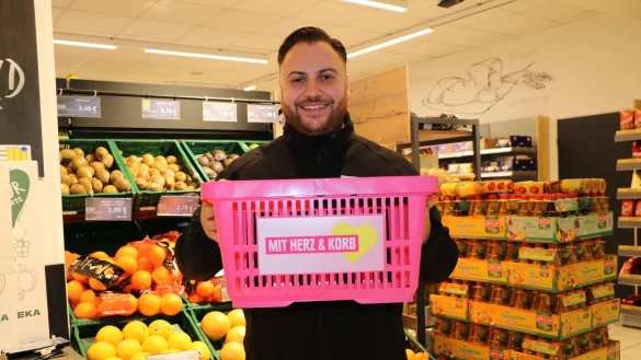 Elli-Marktleiter Baris Altunay freut sich, wenn seine Kunden mithilfe des pinkfarbenen Einkaufskorbs miteinander ins Gespr&auml;ch kommen. - &copy; Anja Hustert