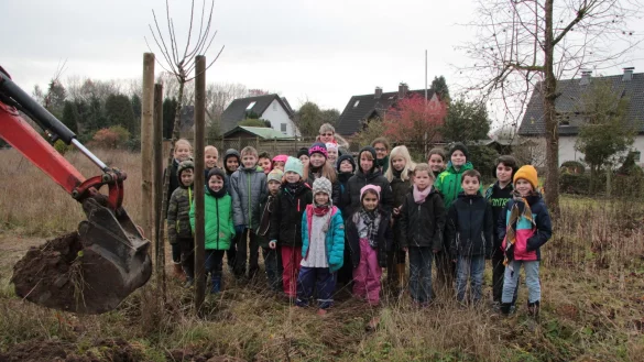 Die Kids der Grundschule Kampstra&szlig;e helfen beim Pflanzen der Obstb&auml;ume im ehemaligen Sikawild-Gehege. - &copy; Carolin Brokmann-F&ouml;rster