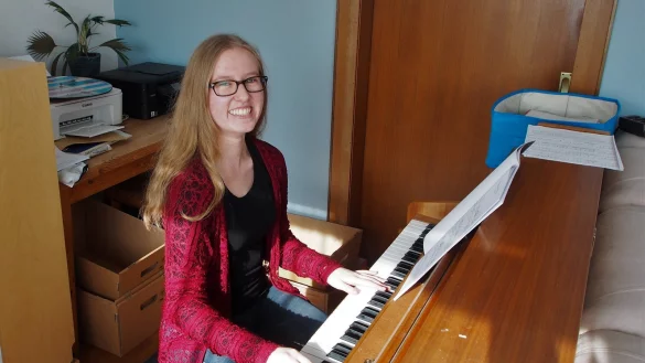 Hat viele Interessen: Seit ihrem vierten Lebensjahr spielt Jolina Pucker Keyboard, jetzt Klavier. Die Horner Kulturnacht bereichert sie mit Auftritten in der Kirche und hilft auch bei der Dekoration mit. - &copy; Tanja Andersen