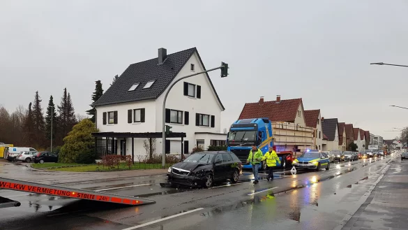 An der Einfahrt zum Aldi-Parkplatz in Lemgo-Brake ist es am Mittwochmorgen zu einem Unfall gekommen. - &copy; Nadine Uphoff