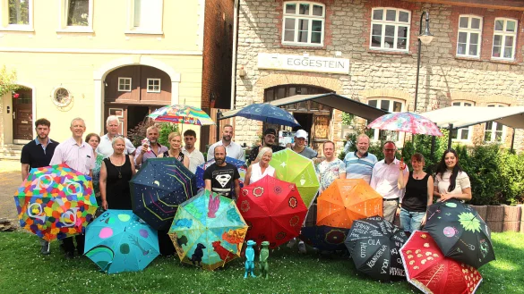 Zahlreiche Akteure sind daran beteiligt, dass die Lange Kulturnacht in Horn wieder zu einem ganz besonderen Erlebnis wird. Unter dem Motto "Treib es bunt" werden in diesem Jahr als gro&szlig;e Kunstaktion in den Stra&szlig;en der Stadt mehr als 200 Regenschirme pr&auml;sentiert, die von Sch&uuml;lern, K&uuml;nstlern, Vereinen und Institutionen kreativ gestaltet wurden. - &copy; Michaela Wei&szlig;e