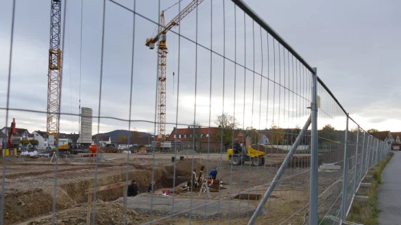 Auf der Baustelle des Fachmarktzentrums in Horn tut sich schon einiges. Hier der Blick von der Wiesenstra&szlig;e. - &copy; Jost Wolf