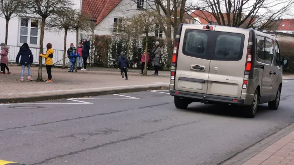 Diese Fahrbahnschwellen wurden vor der Barntruper Grundschule installiert. - &copy; Sylvia Frevert