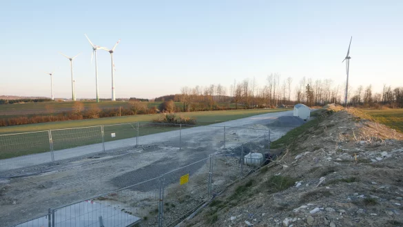 Dieser Schotterplatz an der Bauernkampstra&szlig;e in Veldrom wird derzeit f&uuml;r den Windrad-Bau ben&ouml;tigt. Perspektivisch k&ouml;nnte er ein Wanderparkplatz an werden. - &copy; Jost Wolf