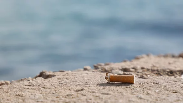 Zigarettenstummel - &copy; Foto: Clara Margais/dpa