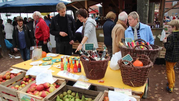 Alles frisch: Die Auswahl auf dem Bauernmarkt am Sonntag im Lippegarten ist groß. - © Thomas Reineke