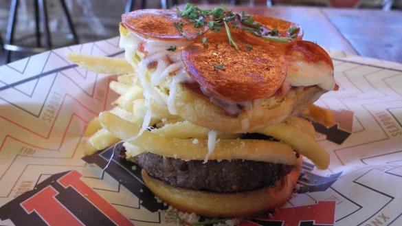 Pizza-Pommes-Burger - &copy; Foto: Johannes Schmitt-Tegge/dpa