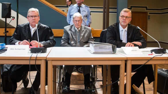 Der ehemalige SS-Wachmann Reinhold Hanning sitzt zwischen seinen Anw&auml;lten Andreas Scharmer (l) und Johannes Salmen in der Anklagebank. Das Gericht hat Hanning zu f&uuml;nf Jahren Haft verurteilt. - &copy; dpa