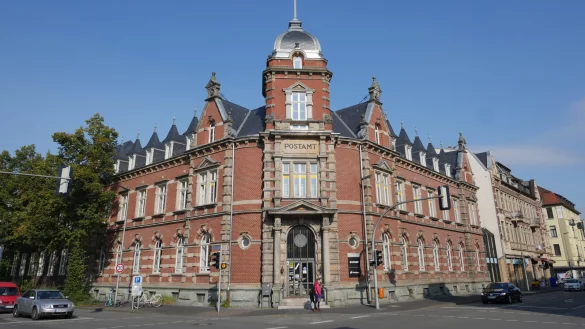 Im denkmalgesch&uuml;tzten Detmolder Hauptpostgeb&auml;ude aus dem Jahr 1890 hat auch die Postbank ihren Sitz. - &copy; Jost Wolf
