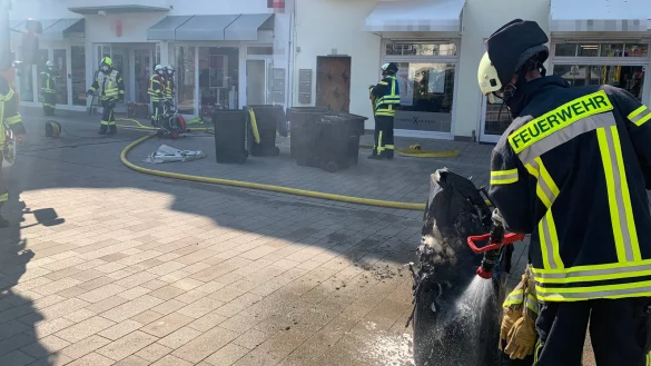 Rauch zieht w&auml;hrend des Feuerwehreinsatzes an der Steege durch die Stra&szlig;e. - &copy; Freiwillige Feuerwehr Bad Salzuflen