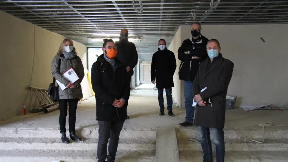 Ute Seidemann (von links), Sven Rainer Hoffmann, Olaf Kapelle, Mario Hecker, Andreas Deppe und Dr. Eike Stiller verschaffen sich einen &Uuml;berblick &uuml;ber die Bauarbeiten an der Jacobischule. - &copy; Nadine Uphoff