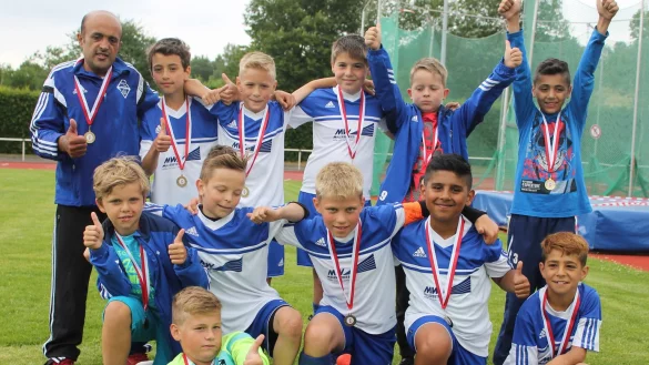 So jubeln die E-Junioren Luis Sprute, Dildar Merad, Canali Karci, Benedikt Neufeld, Jasper Mader, Luke Montag, Ben-Maddox Kleist, Faisal Ahmad Haqparwar, Felix Riemeier, Aras &Ouml;zmen und Ryan Selmi. - &copy; Kai Hahn