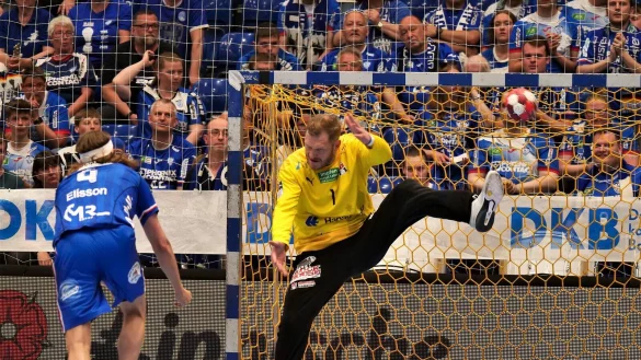 In Jogi Bitter fand Bjarki Mar Elisson am Sonntag seinen Meister. Gleich drei Siebenmeter wurden eine Beute des reaktionsschnellen HSV-Keepers. - &copy; J&ouml;rg Hagemann