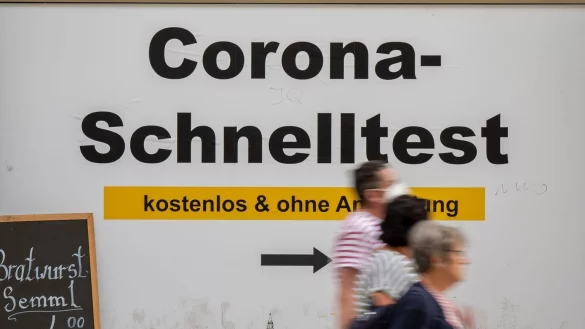 Corona-Schnelltest - &copy; Foto: Peter Kneffel/dpa