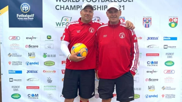 Oliver Bier (links) und Markus Havel rechnen sich bei der Fu&szlig;ballgolf-WM in Tschechien gute Chancen aus. Die beiden Spieler vom Fu&szlig;ballgolfclub Detmold haben am Freitag im Doppel Platz acht belegt. - &copy; Oliver Bier