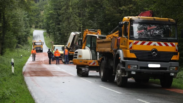Beseitigung der &Ouml;lspur auf der Gausek&ouml;te. - &copy; Vera Gerstendorf-Welle