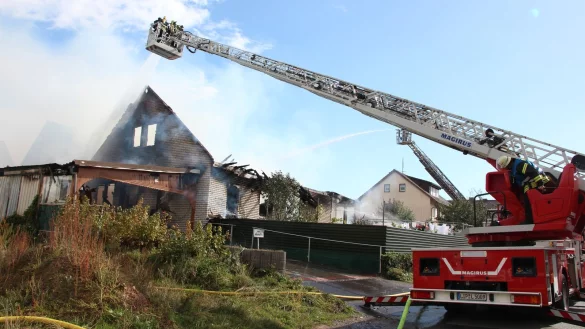 Nur noch eine Ruine: W&auml;hrend der L&ouml;scharbeiten an dem Wohnhaus an der Oberen Stra&szlig;e in Spork st&uuml;rzen gro&szlig;e Teile des Geb&auml;udes ein.&nbsp; - &copy; Marlen Grote