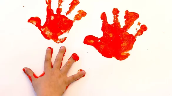 Malen Kinder Fingerfarben Mund Gefahrstoffe - &copy; Foto: Peter Kneffel/dpa/dpa-tmn