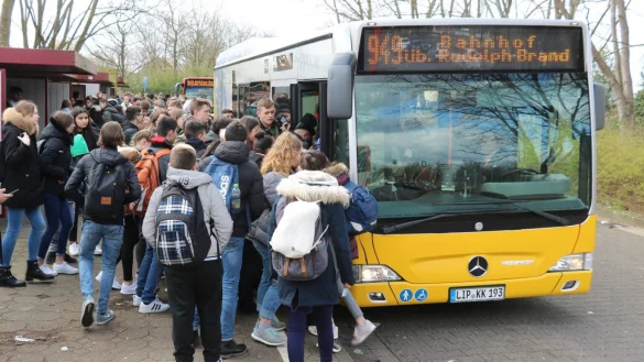 Sch&uuml;ler warten am Zentrum Aspe auf den Bus. SPD und Jungsozialisten fordern jetzt ein Gratis-Ticket f&uuml;r den Stadtbus, das auch in der Freizeit gilt. - &copy; Archivfoto: Alexandra Schaller
