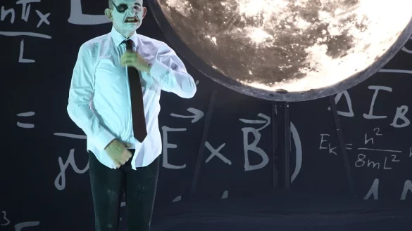 Dominique Horwitz- einer der großen Charakterdarsteller in der deutschsprachigen Theaterlandschaft - hier auf der Bühne in Salzuflen. - © Axel Bürger