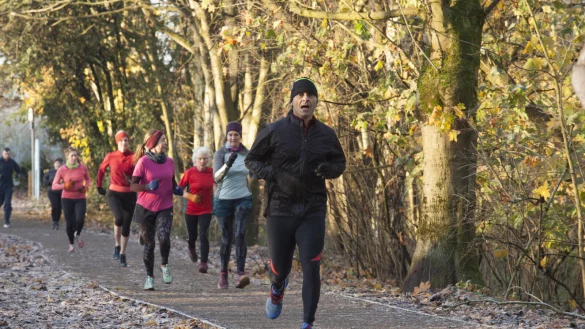 Zum Laufen treffen sich Menschen gerne im Wald. In bestimmten Fällen müssen Kursanbieter dafür jedoch Gebühren zahlen. - © picture alliance