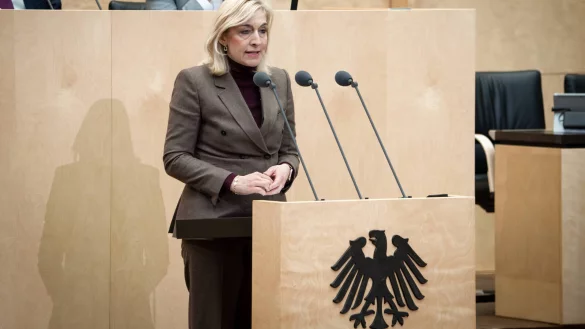 Nina Warken, Gesundheitsministerin bei einer Rede im Plenarsaal. - &copy; IMAGO/Political-Moments