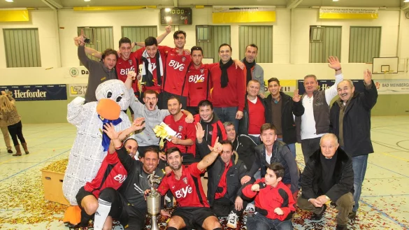 2013 hat der LZ-Cup-Champion TSV Sch&ouml;tmar gehei&szlig;en. LZ-Maskottchen Paula Print jubelt mit dem Team in Augustdorf, zu dem geh&ouml;rten: Hasan Sunar, Fatih Ilhan, Dennis Dinkelborg, Ilker Siviloglu (1), Fatih &Ouml;zt&uuml;rk (5), Iba Keles (3), Serhan Cakmak
(3), Metin Souk (1) und ein Eigentor. - &copy; Paul Cohen