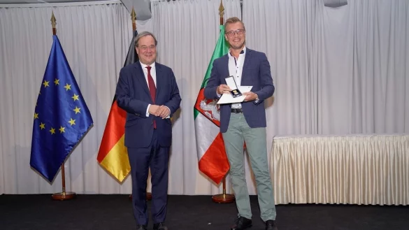 NRW-Ministerpr&auml;sident Armin Laschet hat den Lagenser Viktor Krieger mit der Rettungsmedaille des Landes ausgezeichnet. - &copy; Land NRW / G&uuml;nther Ortmann