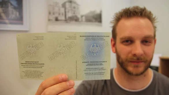 Neues Dokument: Oliver Hagedorn vom B&uuml;rgerb&uuml;ro der Stadt Lage zeigt den neuen Ersatz-Personalausweis. - &copy; Patrick Bockwinkel