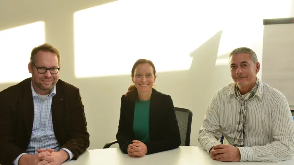 Sie wollen Flüchtlingen deutsches Recht näherbringen: Richter Dr. Florian Hobbeling, Richterin Dr. Anneli Neumann und Dolmetscher Shahin Asrar (von links). - © André Gallisch