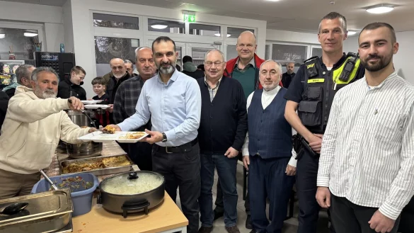 Imam B&uuml;nyamin Acar, Polizeibeamter Daniel Wiens, Vereinsvorsitzender Sabahattin &Ccedil;oban, Pfarrer Matthias Schmidt, stellvertretender Landrat Kurt Kalkreuter sowie Ramazan Ayg&ouml;r und Yakup Akar vom Vereinsvorstand (von links) beim gemeinsamen Fastenbrechen. - &copy; Sandra Castrup