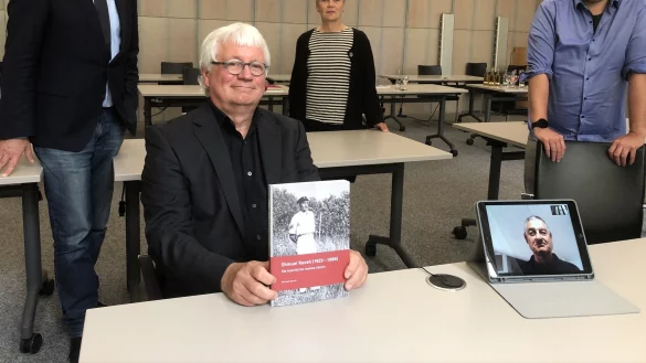 Aus Israel ist mit Michael Raveh (unten rechts auf dem Tablet) der Sohn von Shmuel und Ehrenb&uuml;rgerin Karla Raveh zugeschaltet. F&uuml;r seine Buchver&ouml;ffentlichung zeigen sich im Ratssaal (von links) B&uuml;rgermeister Dr. Reiner Austermann, der fr&uuml;here Museumsleiter J&uuml;rgen Scheffler, Kultur-Gesch&auml;ftsbereichsleiterin Annette Paschke-Lehmann und Museums-Chef Fabian Schr&ouml;der dankbar. - &copy; Till Brand