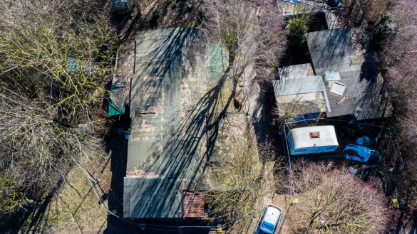 Auf dem Campingplatz Eichwald parkt vor der Parzelle mit der Campingh&uuml;tte des mutma&szlig;lichen T&auml;ters ein Polizeiauto. Rechts davon steht der Campingwagen, aus dem die verschwundenen Beweismittel, stammen. Die Aufnahme ist vom 24. Februar 2019. - &copy; Archivfoto: Guido Kirchner/dpa