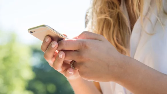 Frau mit Handy - &copy; Foto: Christin Klose/dpa-tmn