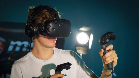 Experimente mit der VR-Brille: Der Masterstudiengang &bdquo;Audiovisual Arts Computing" an der Hochschule OWL wird in Kooperation mit der Hochschule f&uuml;r Musik Detmold und dem Zentrum f&uuml;r Musik- und Filminformatik (ZeMFI) angeboten. - &copy; CEMFI