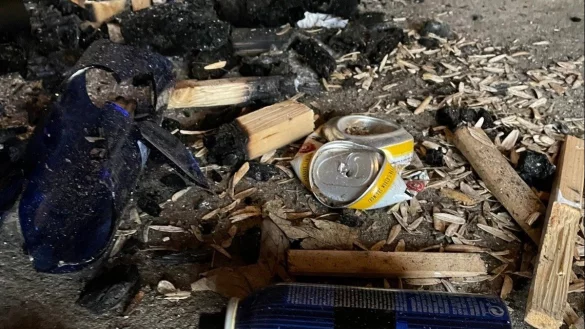 Illegales Lagerfeuer besch&auml;digt die Grillh&uuml;tte am Hettberg in Alverdissen. - &copy; Sylvia Frevert