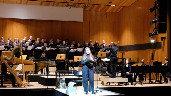 Franziska Roggenbuck verleiht der Titelfigur auch in der halbszenischen Darbietung dramatische Tiefe. - © Friedrich-Wilhelm Rödding