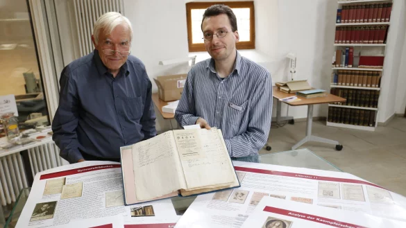 Dr. Gerhard Kuebart (links) von der Engelbert-Kaempfer-Gesellschaft forschte mit Marcel Oeben vom Stadtarchiv in dem Versteigerungskatalog von 1773 nach dem Verbleib der Kaempferschen Bibliothek. Daraus entstand eine Ausstellung im Stadtarchiv im Jahr 2016. - &copy; Martina Rehse