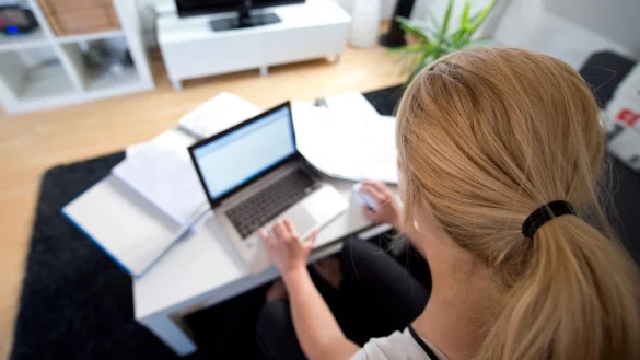 Mobile Computerarbeit - &copy; Foto: Daniel Naupold/dpa