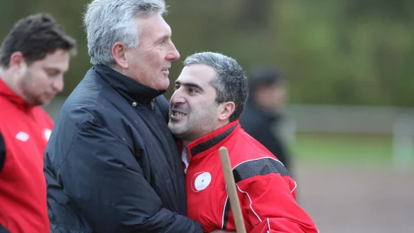 Waren lange Zeit ein Herz und eine Seele: Wolfgang W&auml;chter (links) und Ender &Uuml;nal vom TSV Horn. Die Horner f&uuml;hrte W&auml;chter zwischenzeitlich in die Bezirksliga. Nun hat der erfahrene Trainer beim TSV Rischenau zugesagt. - &copy; Archiv: J&ouml;rg Hagemann