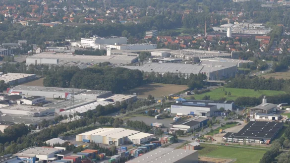 Bad Salzuflen ist nicht nur ein Kurort, sondern auch ein bedeutender Wirtschaftsstandort. Das Luftbild zeigt Teile der Gewerbegebiete Meierweg und Benzstra&szlig;e mit dem Messezentrum.&nbsp; - &copy; Messe OWL GmbH