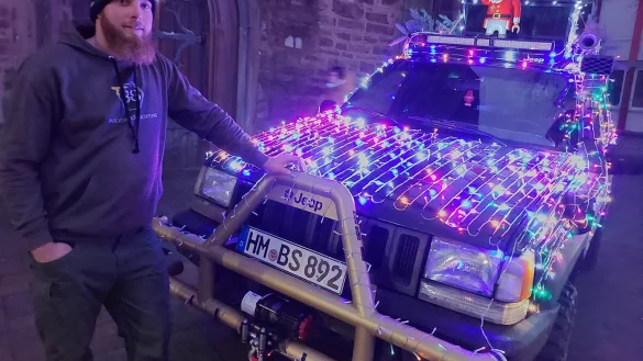 Christopher Batty-Smith hat seinen Jeep in ein "Weihnachtsmobil" verwandelt. - &copy; Michaela Wei&szlig;e