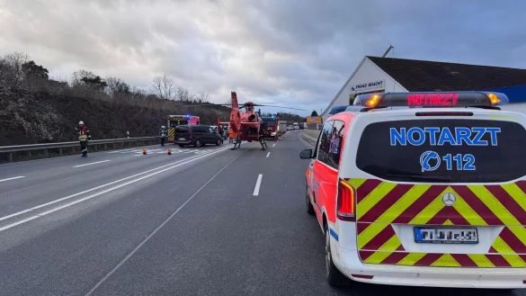 Notarzt, Rettungshubschrauber, Feuerwehr und Polizei waren mit einem größeren Aufgebot am Dienstagmorgen auf der B482 in Porta Westfalica im Einsatz. - © Feuerwehr Porta/Michael Horst